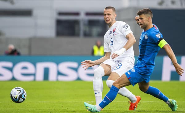 Na snímke zľava Denis Vavro (Slovensko) a Johann Gudmundsson (Island) počas zápasu kvalifikácie ME 2024 J-skupiny Island - Slovensko.