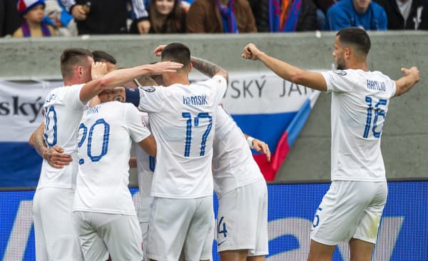 Na snímke slovenskí futbalisti sa tešia z gólu počas zápasu kvalifikácie ME 2024 Island - Slovensko.