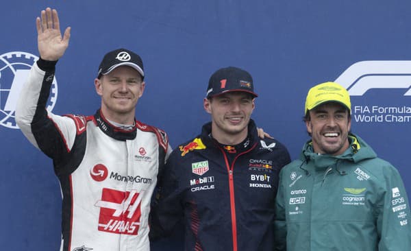 Líder svetového šampionátu Holanďan Max Verstappen (uprostred) z tímu Red Bull  pózuje po triumfe v kvalifikácii na nedeľnú Veľkú cenu Kanady.