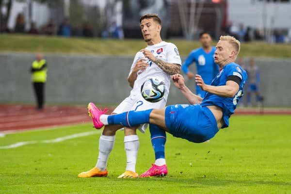 Na snímke sprava Hodur Magnússon (Island) a Tomáš Suslov (Slovensko) počas zápasu.