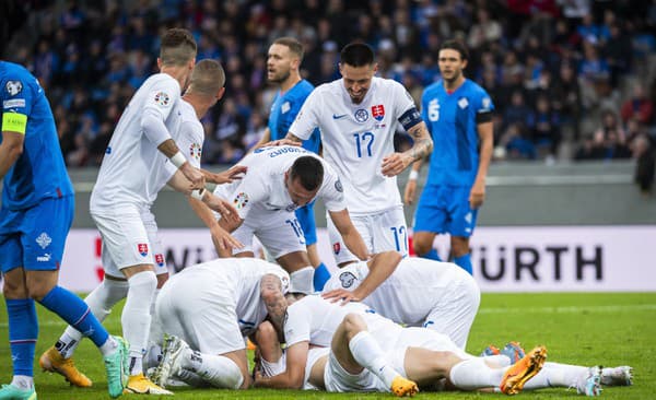 Na snímke slovenskí futbalisti sa tešia z gólu počas zápasu.