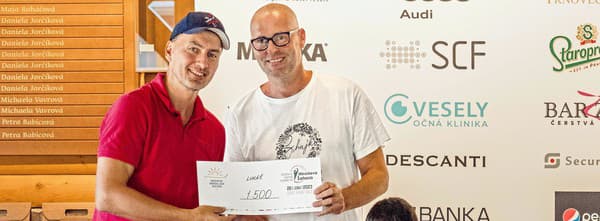 Miroslav Šatan odovzdáva šek počas charitatívneho golfového podujatia na Táľoch.