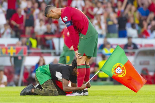 Fanúšik bozkáva nohy Cristiana Ronalda.