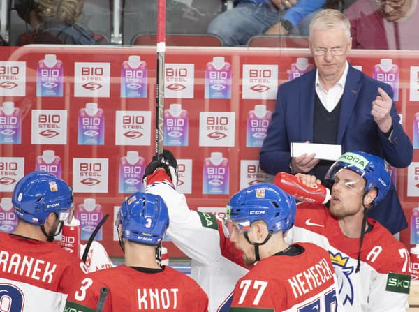 Český hokejový zväz ani na druhom júnovom zasadnutí nerozhodol o tom, či fínsky tréner Kari Jalonen povedie reprezentáciu aj na domácom šampionáte v Prahe a Ostrave.