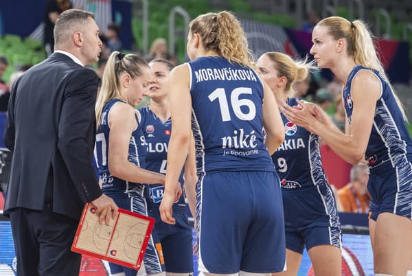 Na snímke tréner slovenskej basketbalovej reprezentácie žien Juraj Suja kričí.