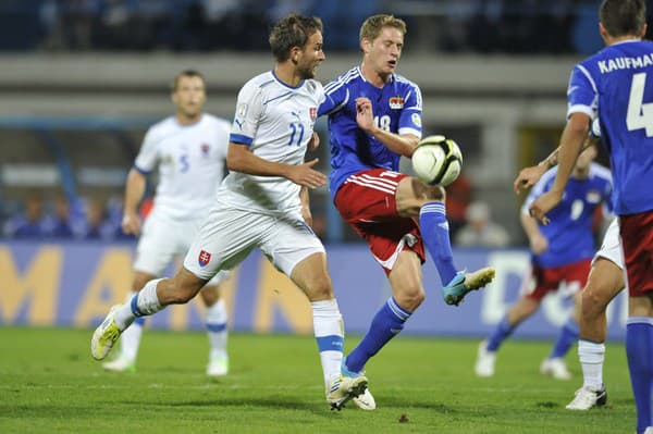 Nicolas Hasler (vpravo) si duel proti Slovákom nezopakoval pre zranenie. 