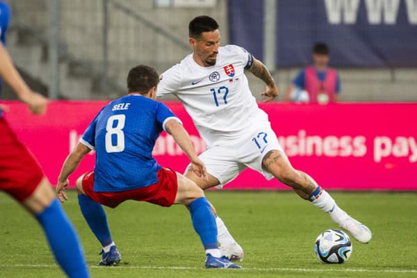 Na snímke zľava Aron Sele (Lichtenštajnsko) a kapitán Marek Hamšík (Slovensko).