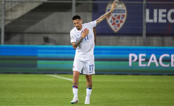 Na snímke Marek Hamšík (Slovensko) sa lúči s divákmi.