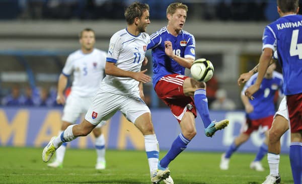 Nicolas Hasler (vpravo) si duel proti Slovákom nezopakoval pre zranenie. 