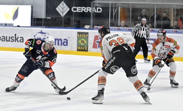 Na snímke zľava Vadim Pereskokov (Michalovce), Brett Pollock a Joona Jääskeläinen (obaja Košice).