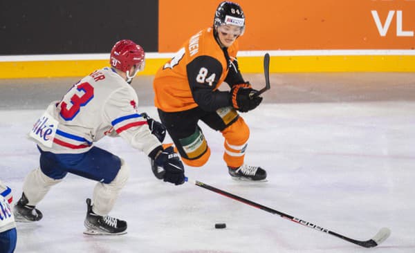 Na snímke zľava Patrik Maier (Slovan) a Joona Jääskeläinen (Košice).