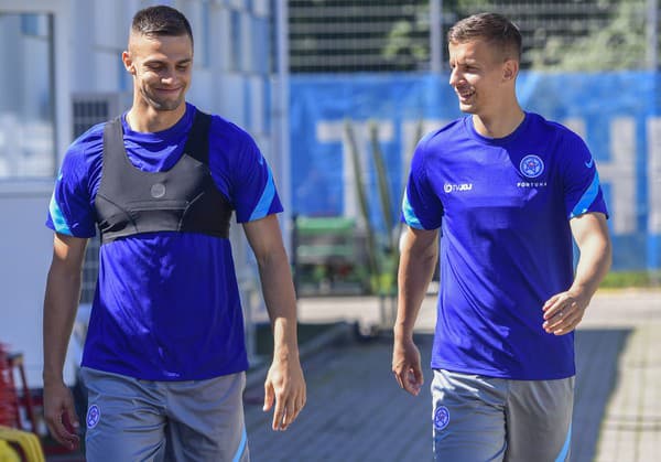 Ľubomír Šatka (vpravo) má po poslednom zápase vážne poranenie členka.