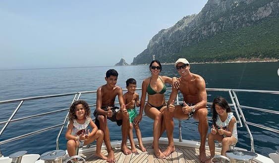 Cristiano Ronaldo a Georgina Rodriguezová si užívajú dovolenku na luxusnej jachte.