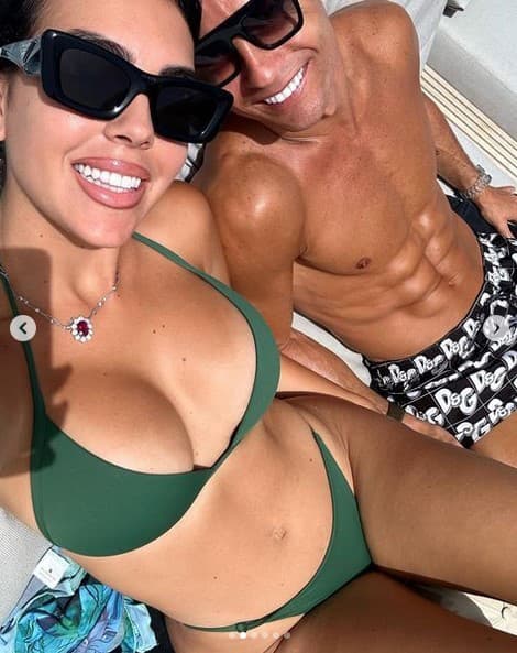 Georgina Rodriguezová a Cristiano Ronaldo počas dovolenky na luxusnej jachte pri pobreží Sardínie.