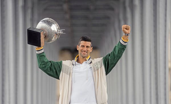 Novak Djokovič s trofejou pre víťaza Roland Garros.