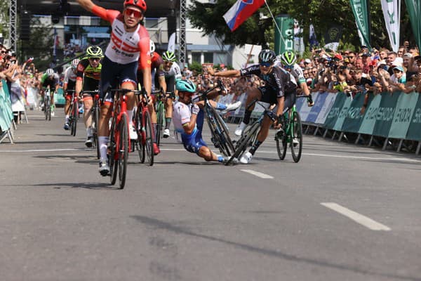 Peter Sagan v cieli nešťastne padol. 