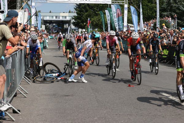 Peter Sagan v cieli nešťastne padol. 