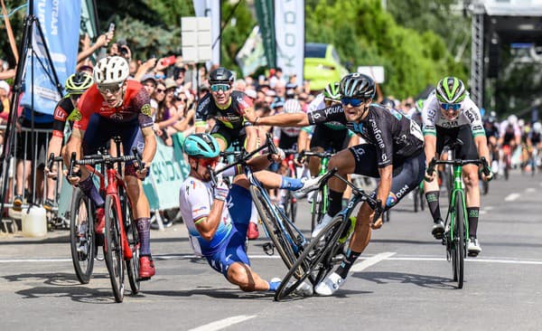 Na snímke uprostred slovenský cyklista Petert Sagan (TotalEnergies) padá v záverečnom špurte.