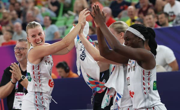 Belgické basketbalistky Julie Vanloová a Betty Munungaová sa tešia z výhry.