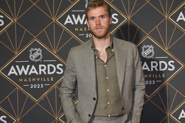 Útočník Edmontonu Connor McDavid získal tretíkrát v kariére Hartovu trofej pre najužitočnejšieho hráča sezóny v zámorskej NHL. 