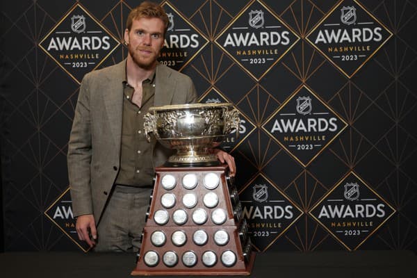 Útočník Edmontonu Connor McDavid získal tretíkrát v kariére Hartovu trofej pre najužitočnejšieho hráča sezóny v zámorskej NHL. 