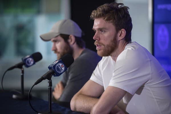 Útočník Edmontonu Connor McDavid získal tretíkrát v kariére Hartovu trofej pre najužitočnejšieho hráča sezóny v zámorskej NHL. 