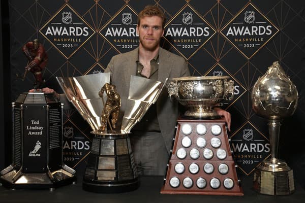 Útočník Edmontonu Connor McDavid získal tretíkrát v kariére Hartovu trofej pre najužitočnejšieho hráča sezóny v zámorskej NHL. 