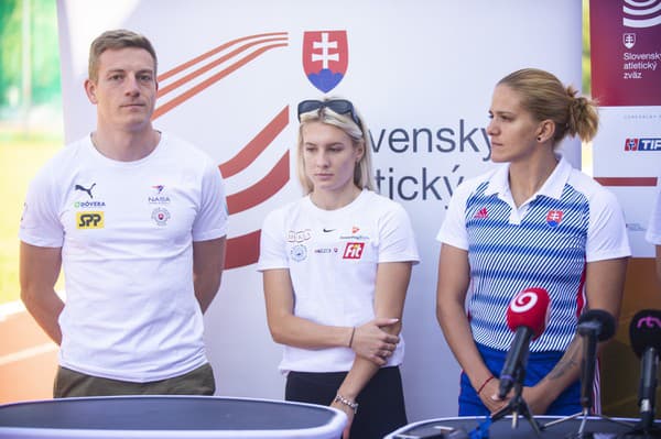 Na snímke zľava šprintér Ján Volko, prekážkárka Viktória Forsterová a šprintérka Monika Weigertová počas tlačovej konferencie.
