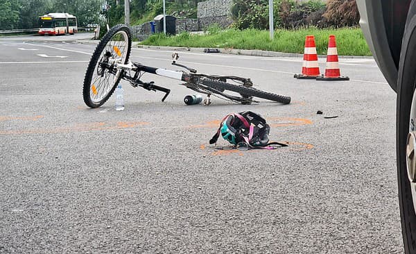 Stav lyžiarkinho bicykla a najmä jej prilby dokazuje, že išlo o riadne tvrdý náraz.