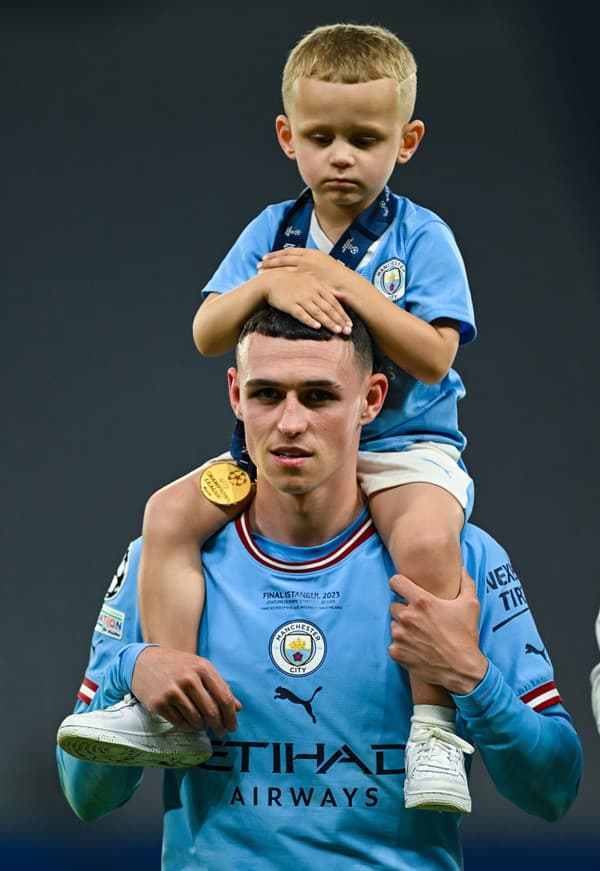 Phil Foden oslavuje triumf v Lige majstrov so synom Ronniem.