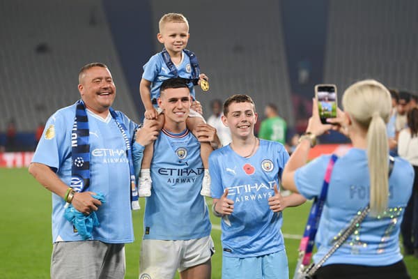 Phil Foden oslavuje triumf v Lige majstrov so synom Ronniem.