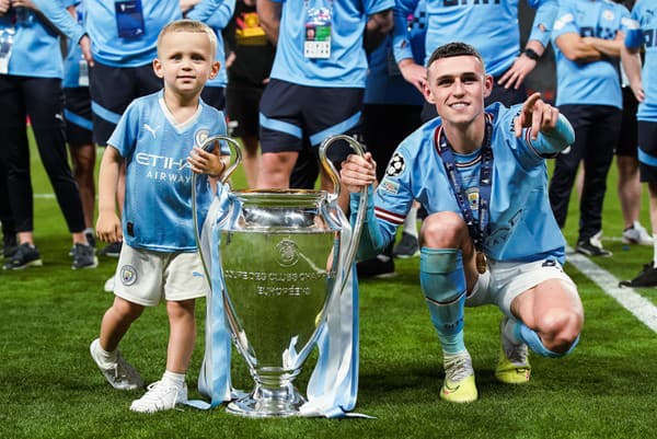 Phil Foden oslavuje triumf v Lige majstrov so synom Ronniem.