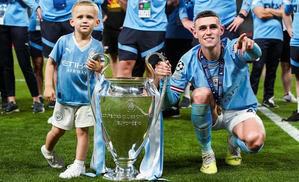 Phil Foden oslavuje triumf v Lige majstrov so synom Ronniem.