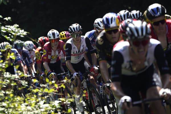 Skupina cyklistov šliape do pedálov počas prvej etapy cyklistických pretekov Tour de France.