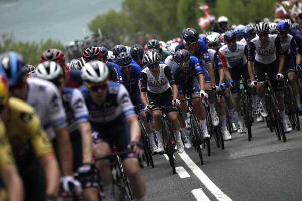 Skupina cyklistov šliape do pedálov počas prvej etapy cyklistických pretekov Tour de France.