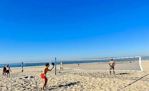 Na pláži v Los Angeles trávi Martin (vľavo) voľný čas.