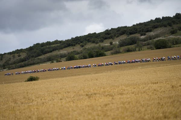 Cyklisti počas druhej etapy Tour de France.