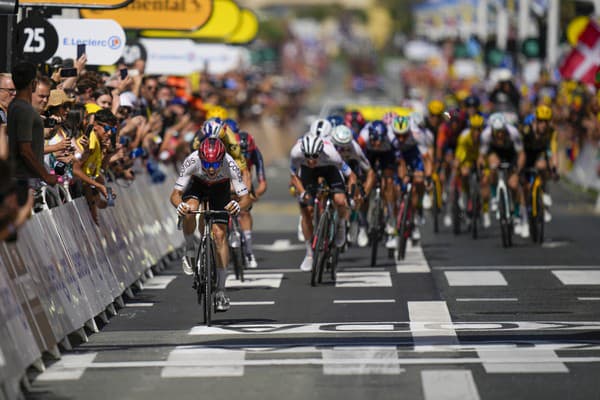 Cyklisti počas druhej etapy Tour de France.