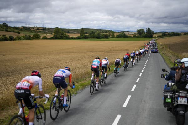 Cyklisti počas druhej etapy Tour de France.