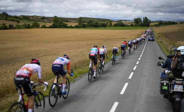 Cyklisti počas druhej etapy Tour de France.