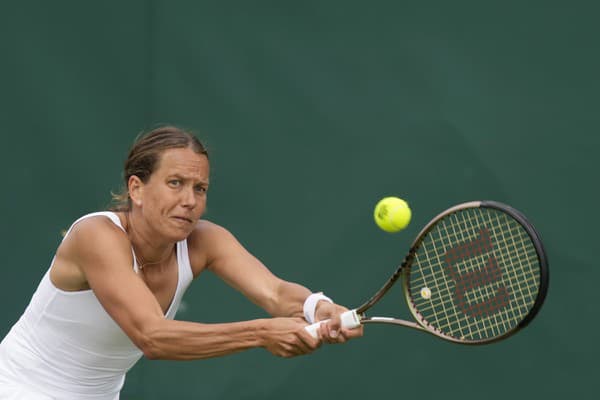 Česká tenistka Barbora Strýcová postúpila pri svojom rozlúčkovom turnaji do 2. kola Wimbledonu.