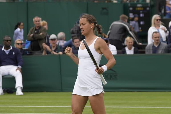 Česká tenistka Barbora Strýcová postúpila pri svojom rozlúčkovom turnaji do 2. kola Wimbledonu.