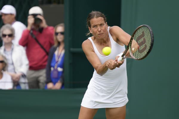 Česká tenistka Barbora Strýcová postúpila pri svojom rozlúčkovom turnaji do 2. kola Wimbledonu.