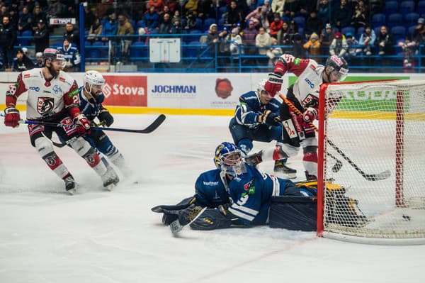 Kevin Jendroľ (vpravo) v poslednej sezóne Tipos extraligy hájil farby Prešova.