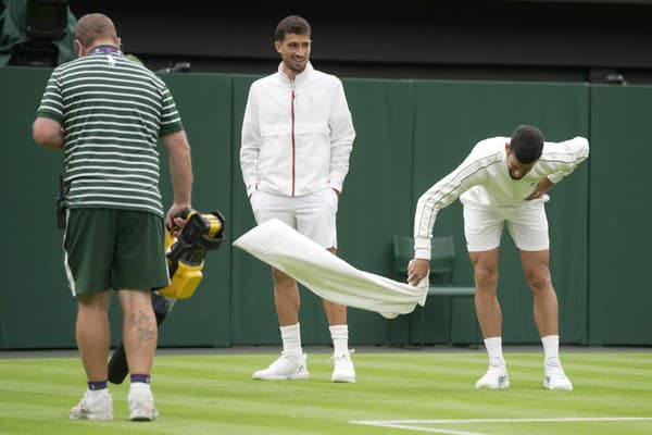 Dážď skomplikoval hneď úvodný deň v All England Clube.