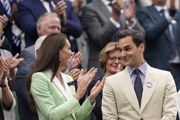 Roger Federer si po boku manželky a princeznej Kate užil búrlivé ovácie vo Wimbledone.