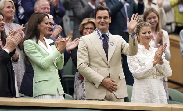 Roger Federer si po boku manželky a princeznej Kate užil búrlivé ovácie vo Wimbledone.