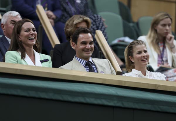 Organizátori grandslamového turnaja vo Wimbledone ocenili Rogera Federera (41). Na slávnostnom ceremoniáli nechýbala ani jeho priateľka Kate (41), princezná z Walesu. 