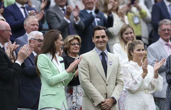 Organizátori grandslamového turnaja vo Wimbledone ocenili Rogera Federera (41). Na slávnostnom ceremoniáli nechýbala ani jeho priateľka Kate (41), princezná z Walesu. 