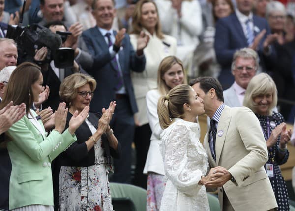 Organizátori grandslamového turnaja vo Wimbledone ocenili Rogera Federera (41). Na slávnostnom ceremoniáli nechýbala ani jeho priateľka Kate (41), princezná z Walesu. 